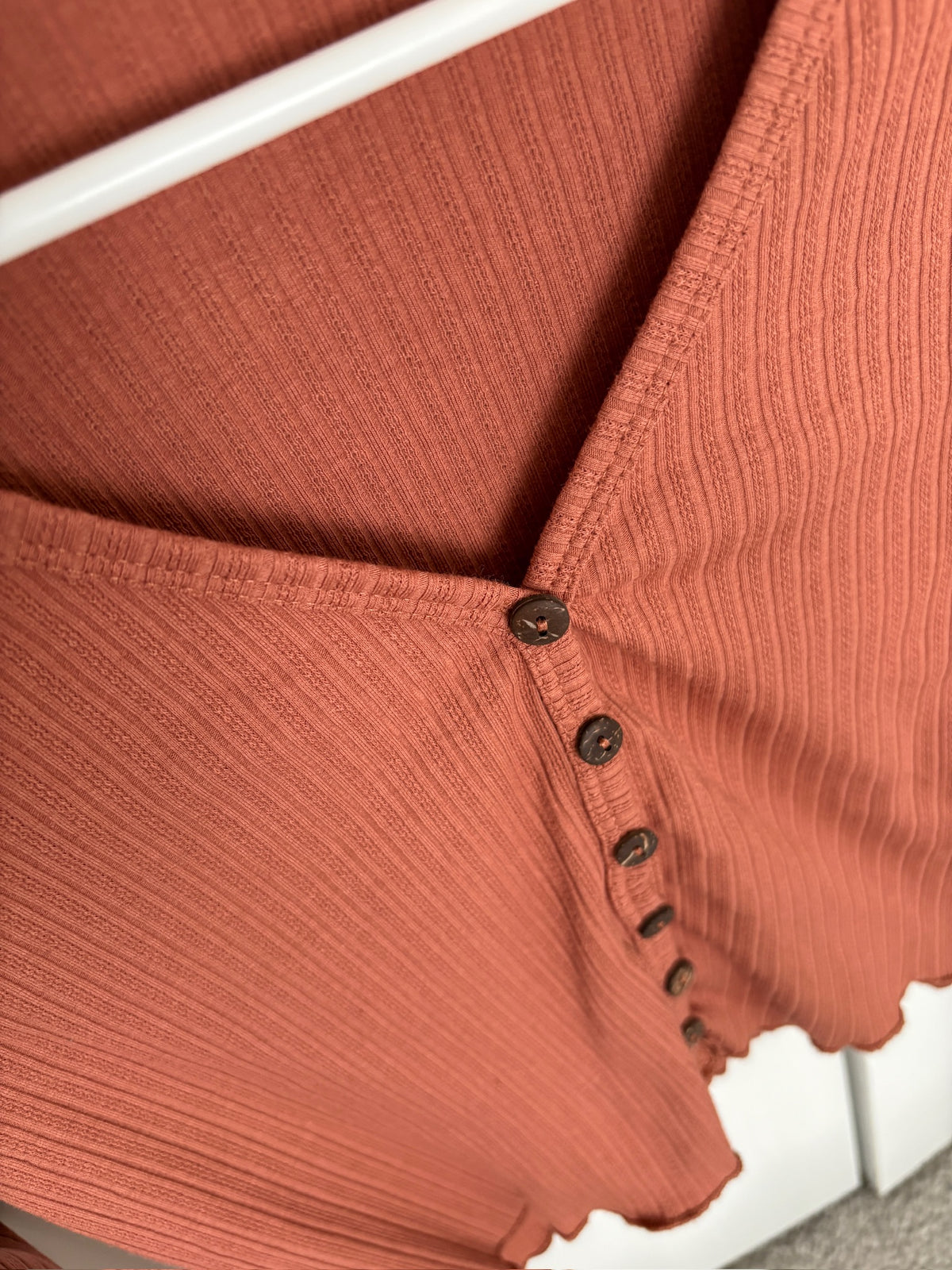Seller #105 - Women's Medium Heart & Hips Rust Cropped Long Sleeve Shirt VGUC