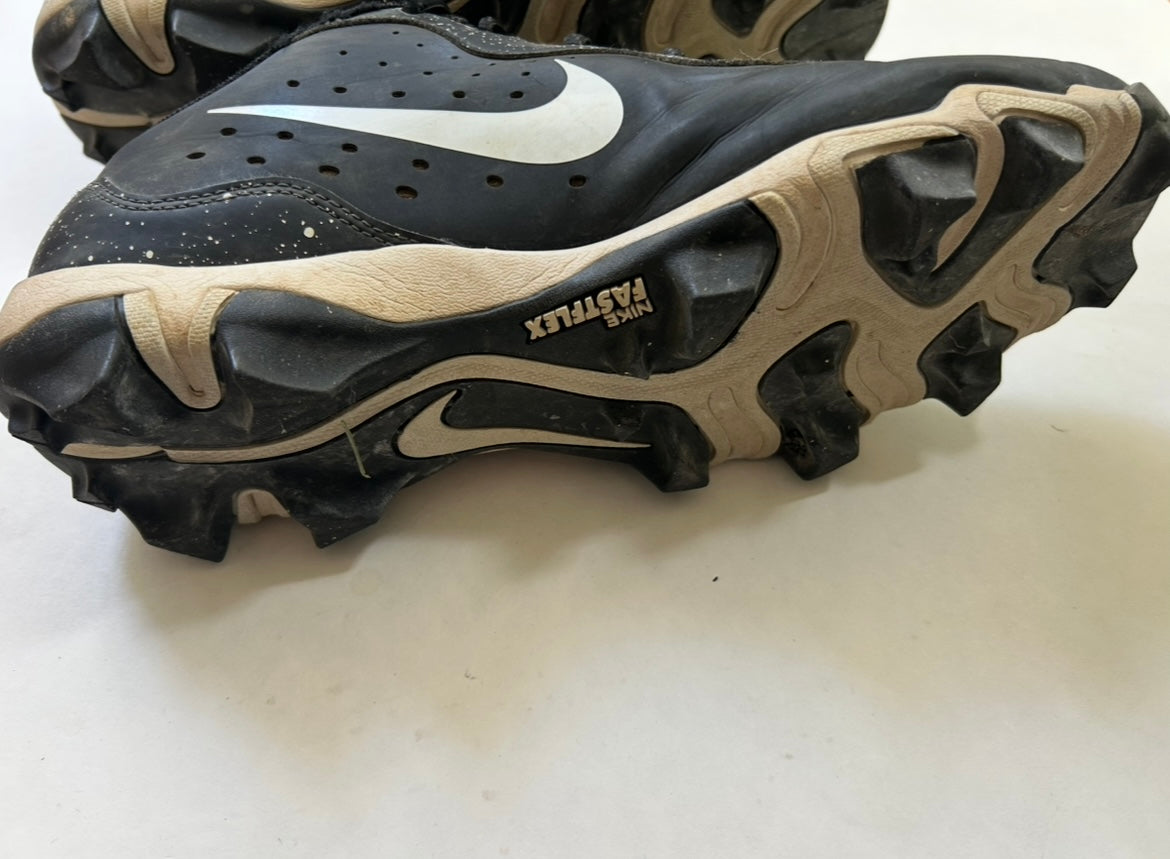 #200 Boys size 10.5 Black Nike baseball cleats
