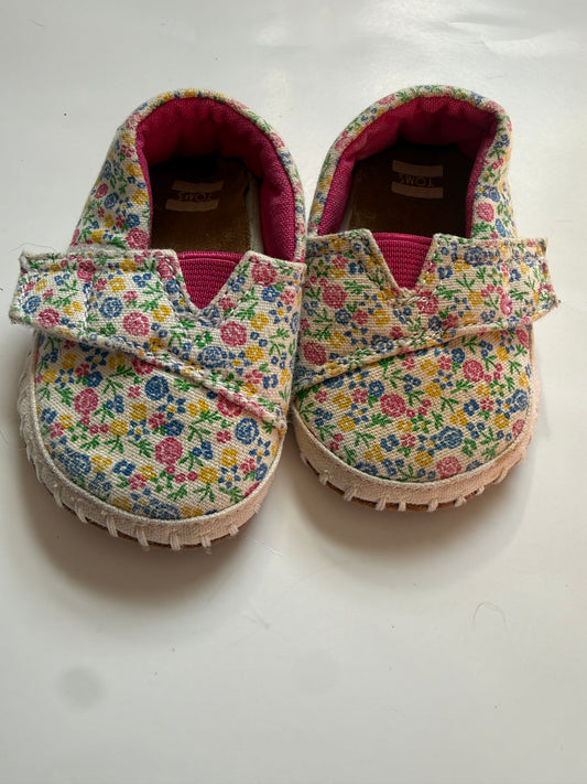 #116 Toms floral baby shoes girls size c2