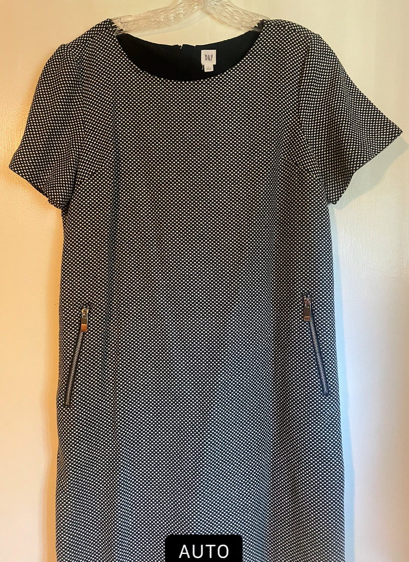 #177 Women’s Gap Black and White  Dress size L