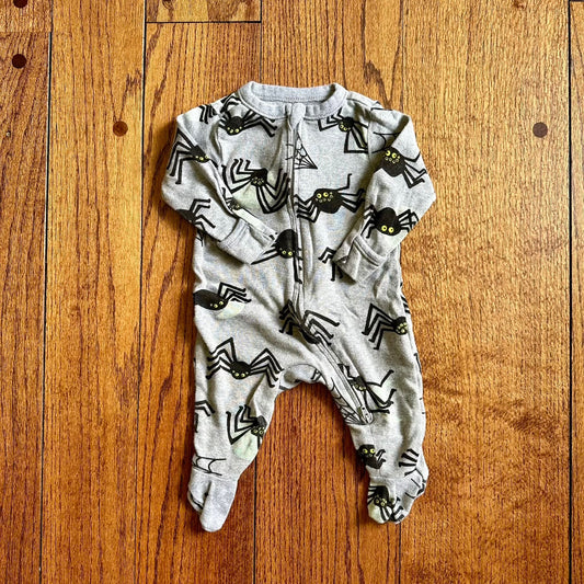 #95 EUC Old Navy Glow in the Dark Spider Halloween Sleeper, size 0-3 months