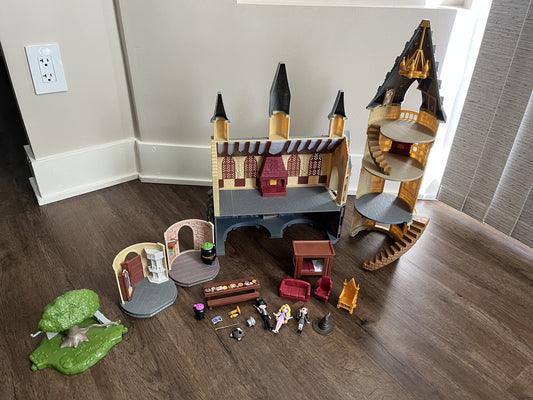#124 EUC Wizarding World Harry Potter Castle & 3 Classrooms Set