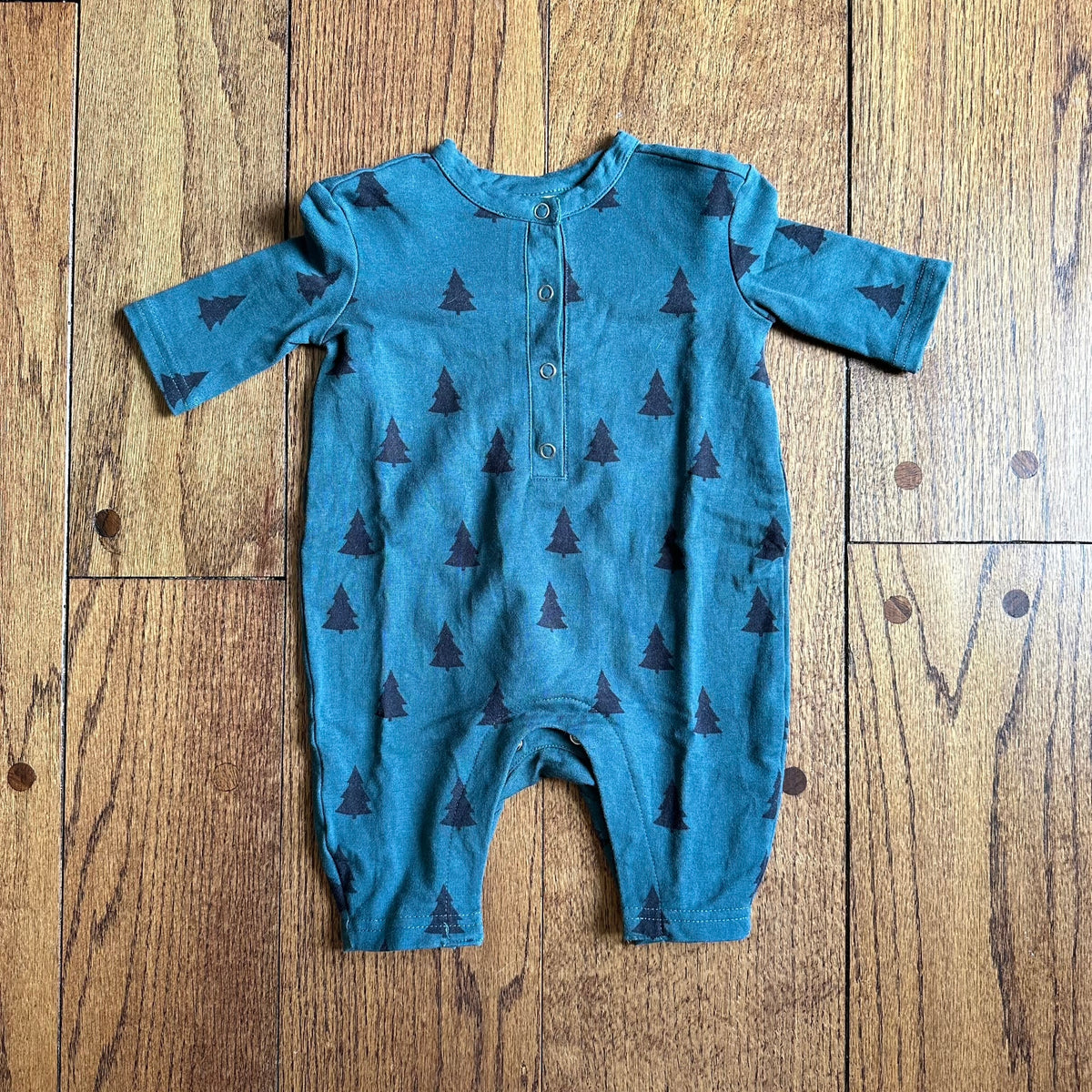 #113	EUC Boys Hanna Andersson Christmas Tree Romper, size 0-3 months REDUCED