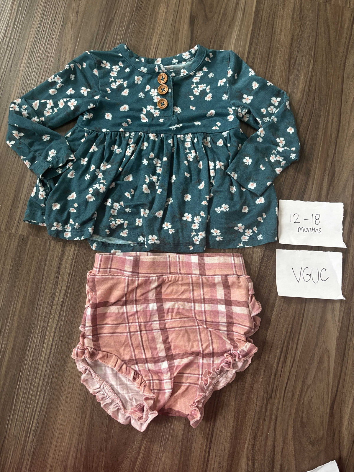 #138 - 12-18 Mo VGUC Bamboo (Posh Peanut) Green w/Flowers LS Peplum w/Bummies
