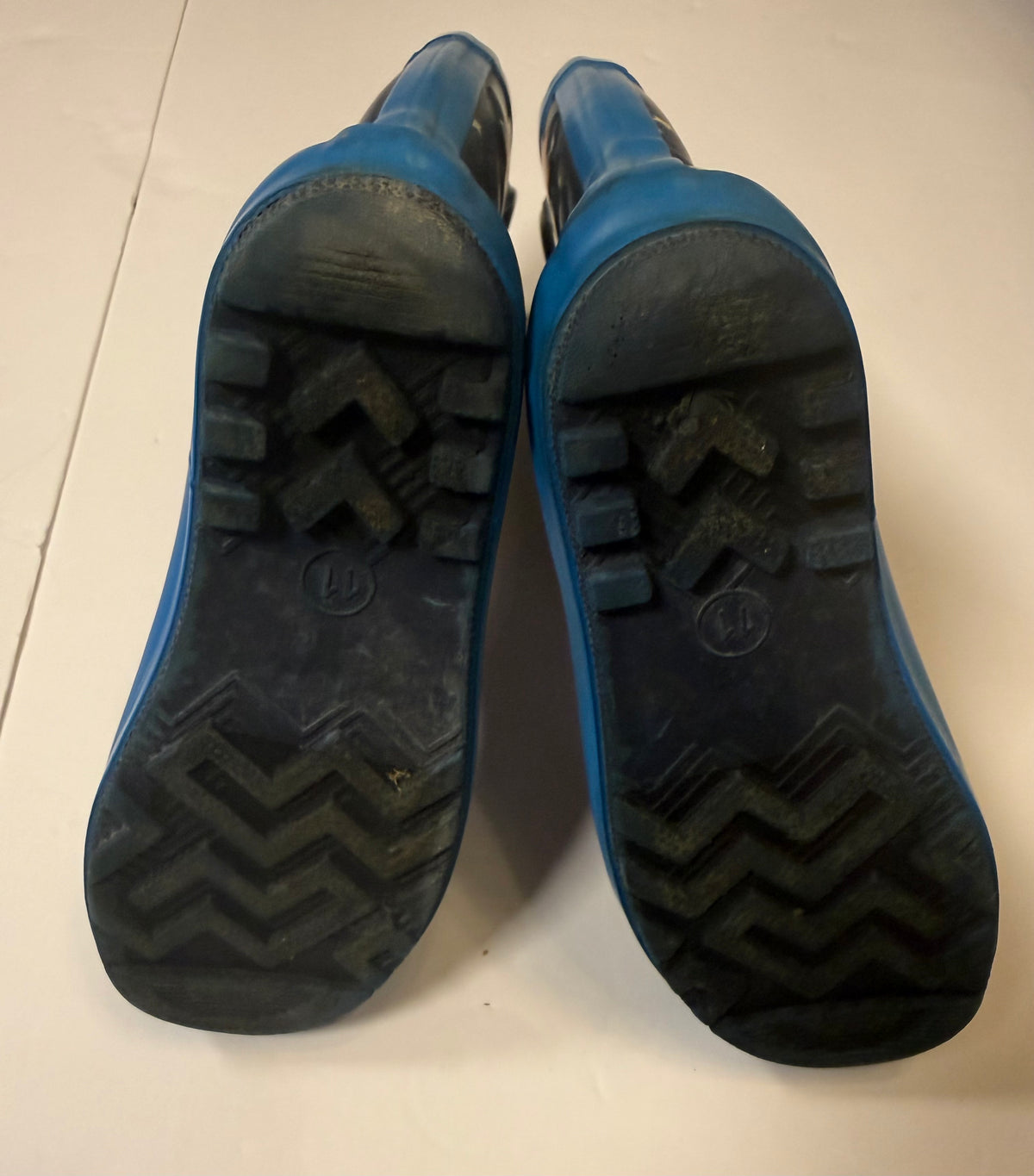 #141 unisex size 11 cat & jack space rain boots