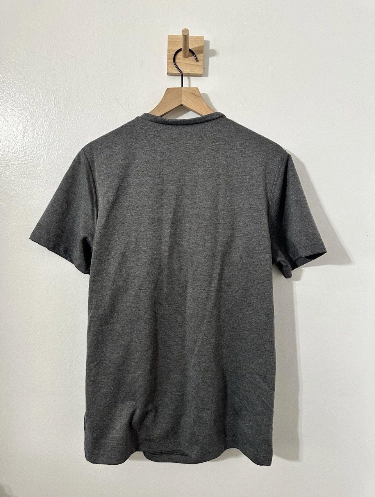 #144 Lalabu Dad Shirt Mens Large Gray Babywearing Carrier Tee V-Neck Short Sleeve Kangaroo Hold