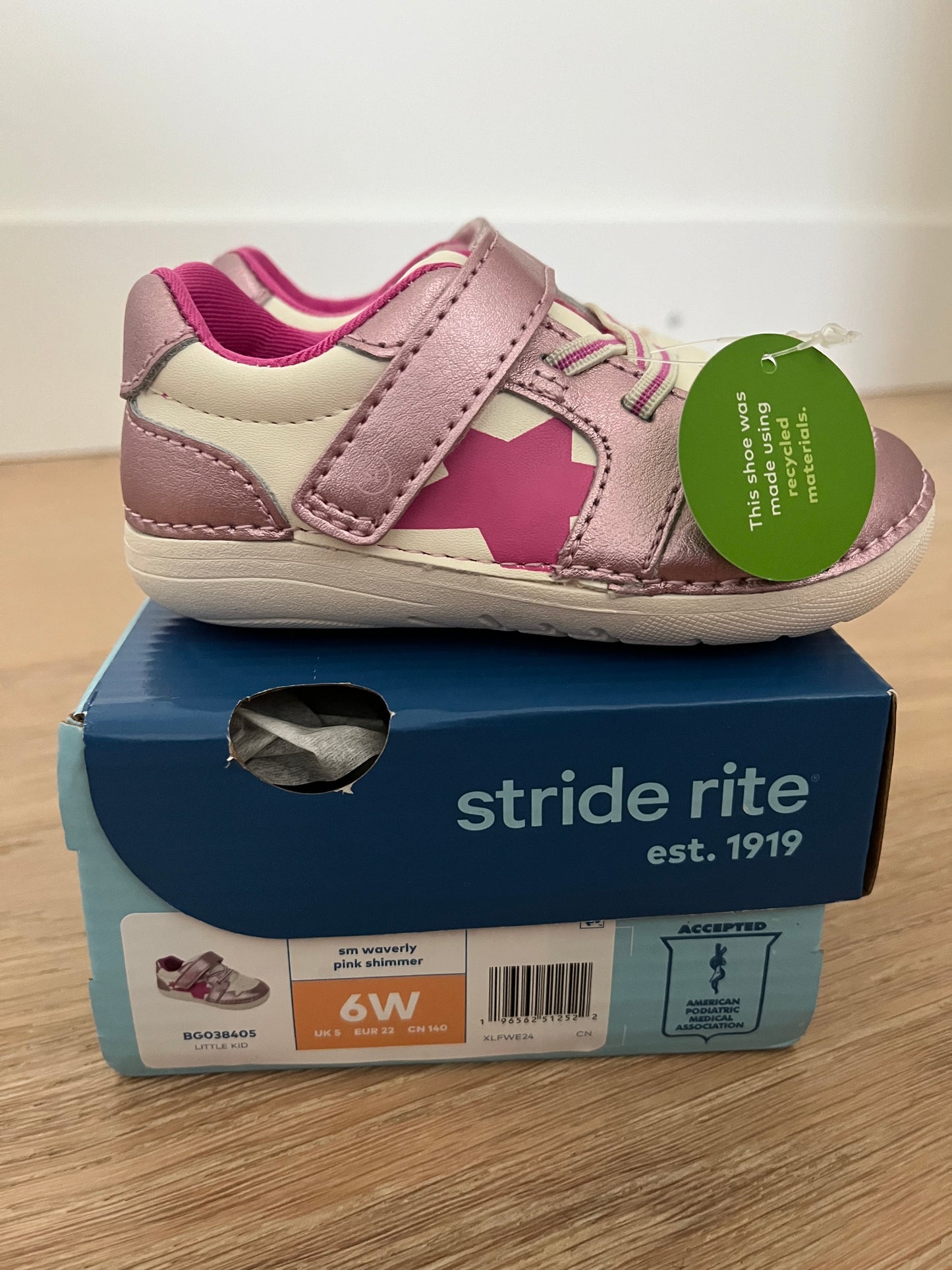 #110 Stride Rite Girls Tennis Shoe Size 6W BNIB