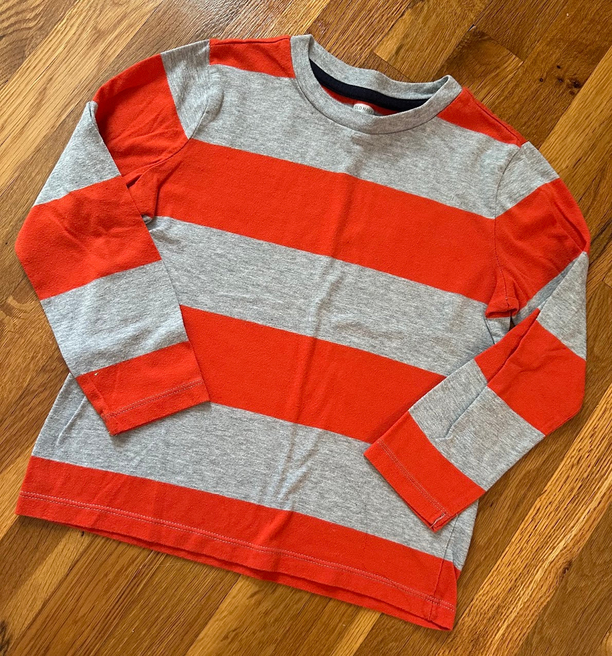 Seller #101 Old Navy boys size small 6-7 orange/gray shirt