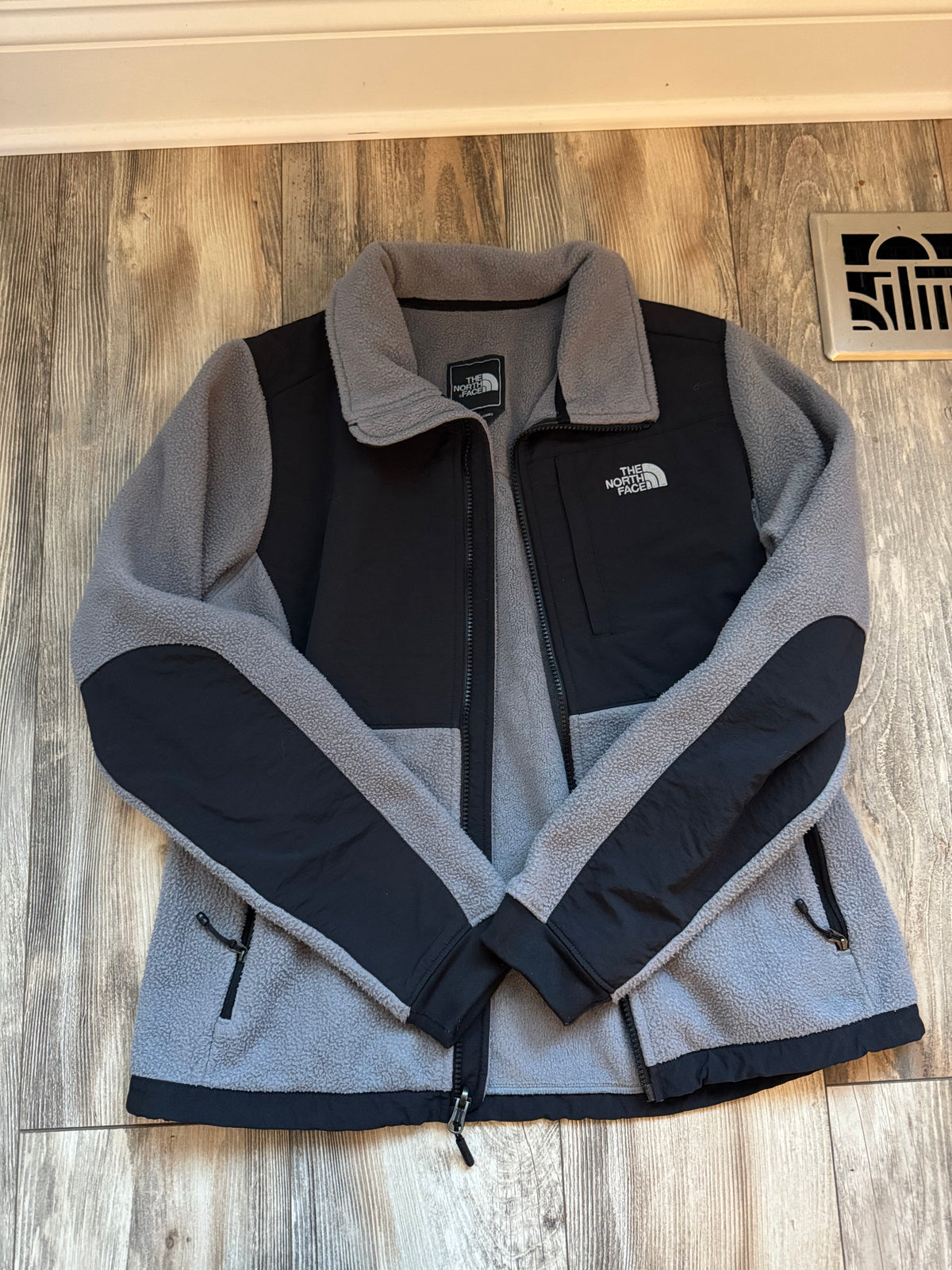 Seller #84 - EUC Women's North Face Fleece Zip Up Jacket
