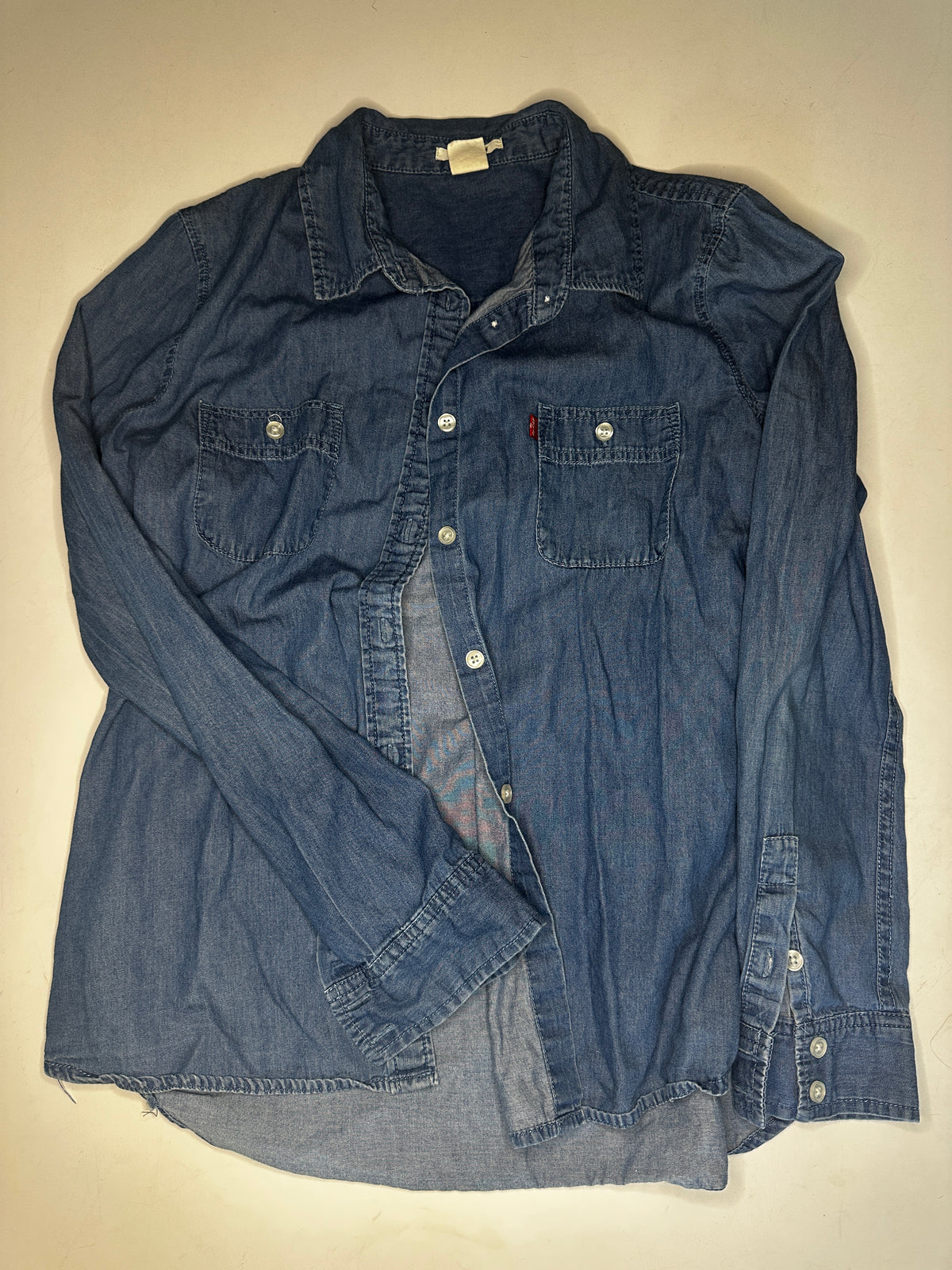 Seller #40 Levi's chambray button-up long-sleeve shirt size M
