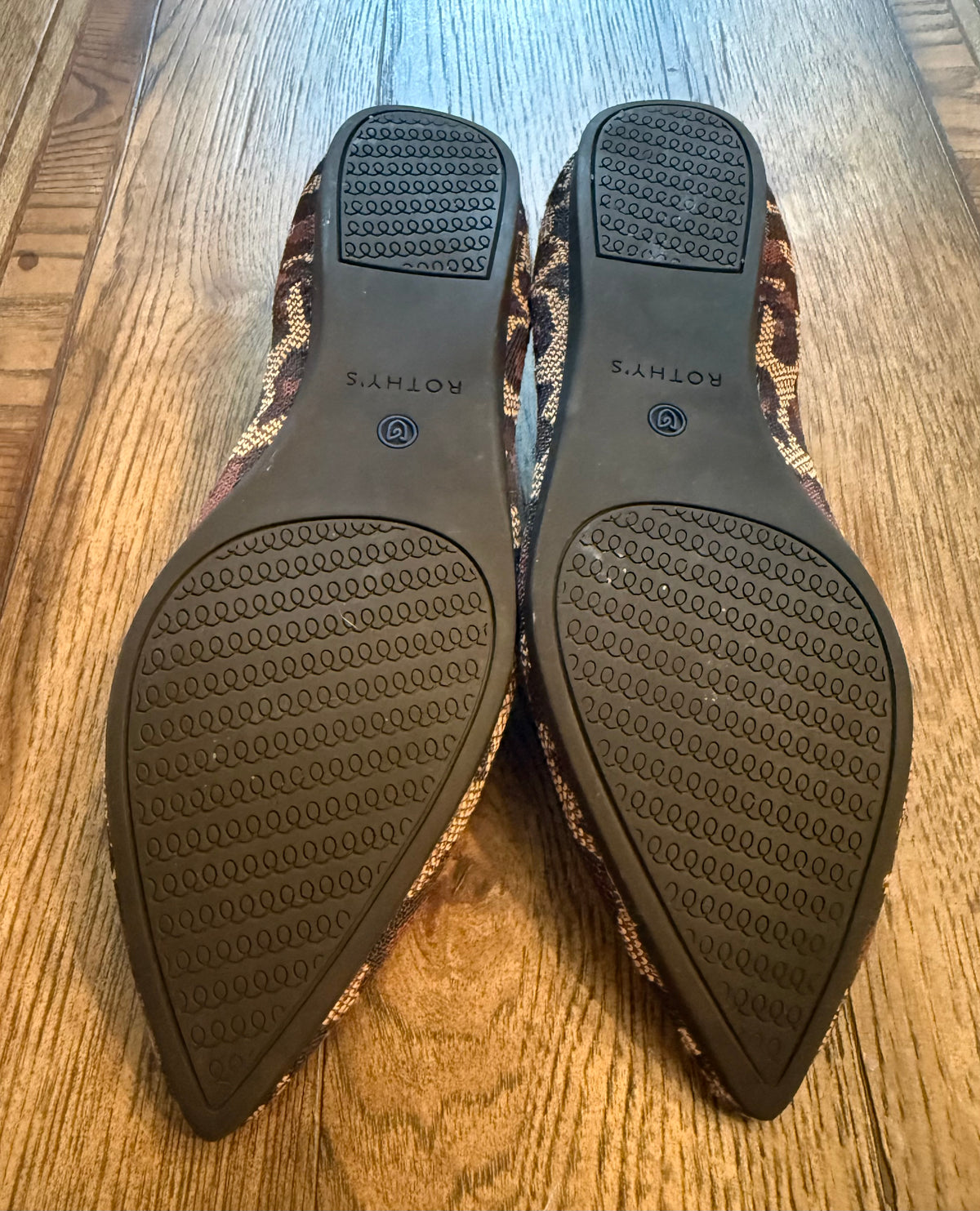 #141 Women’s Shoe Size 9 leopard print point flats