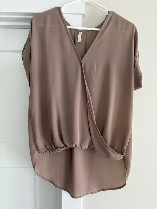 Seller #105 - Women's Medium Tan Lyss Loo Blouse VGUC