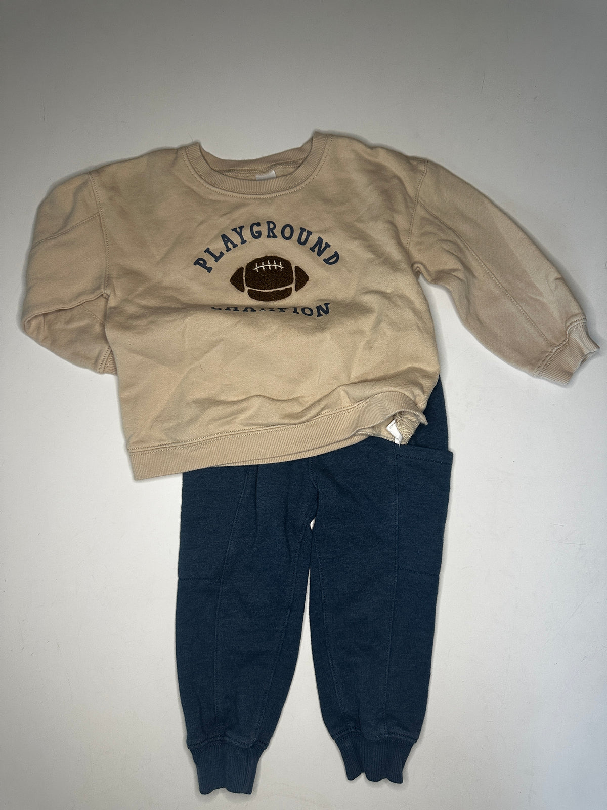 Seller #40 Carter's crewneck and joggers set size 2T