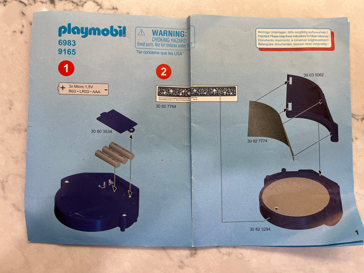 135 Playmobil Singer, no missing pieces