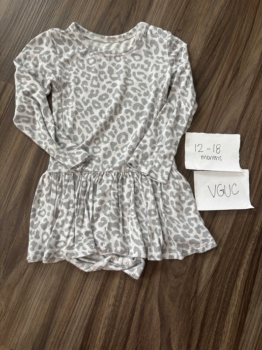 #138 - 12-18 Mo - Posh Peanut (Bamboo ) Grey Cheetah LS Bodysuit Twirl VGUC