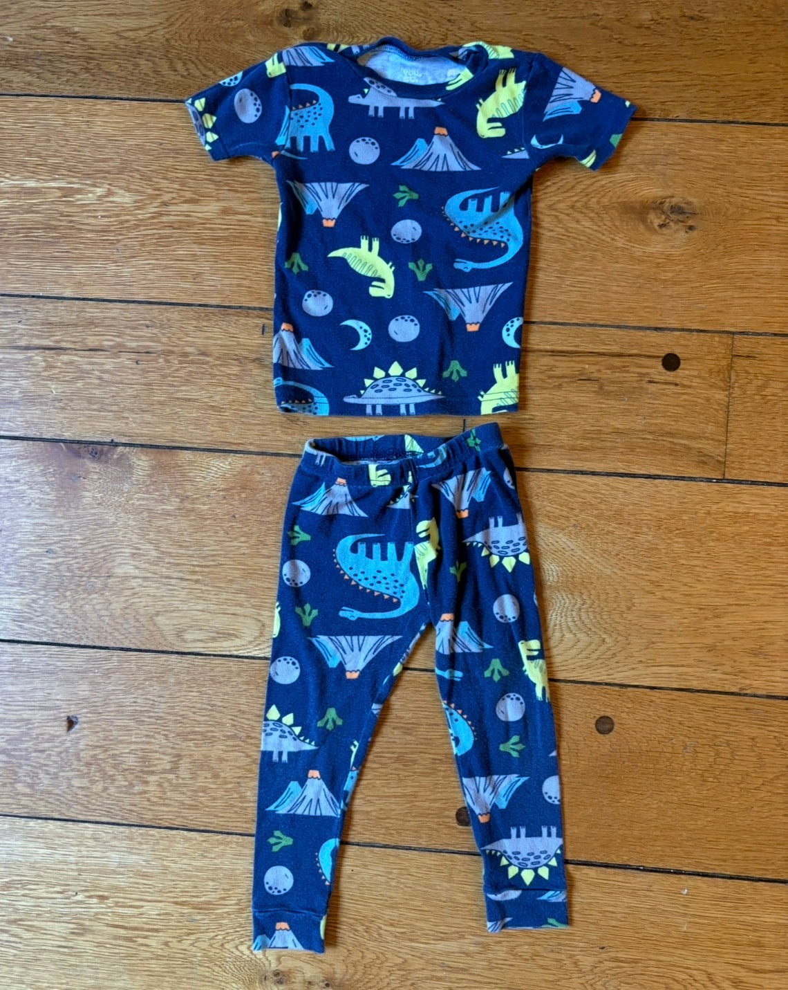 #22 Carter’s 2T dino pajamas boys