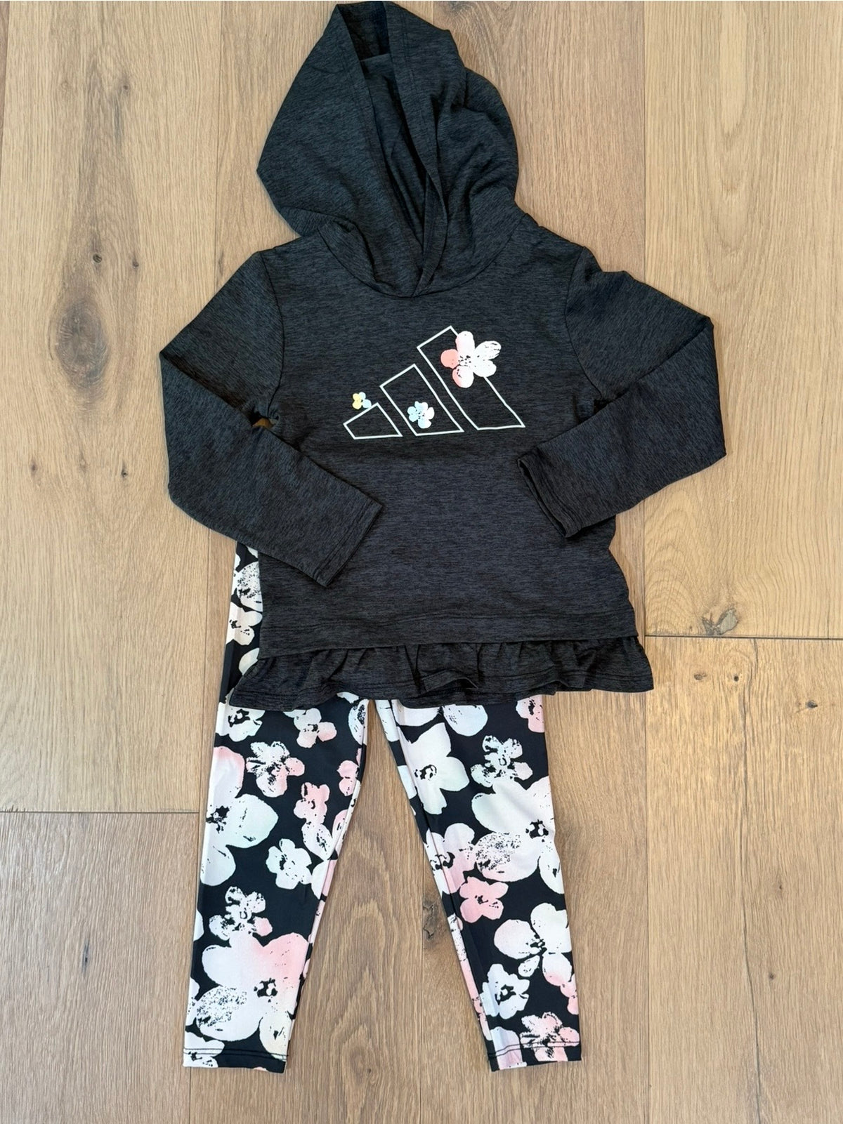 #21 • Girls • Adidas • 3T • EUC