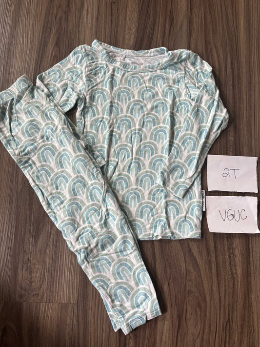 #138 - 2T VGUC Milk + Coco (bamboo) blue rainbow PJs