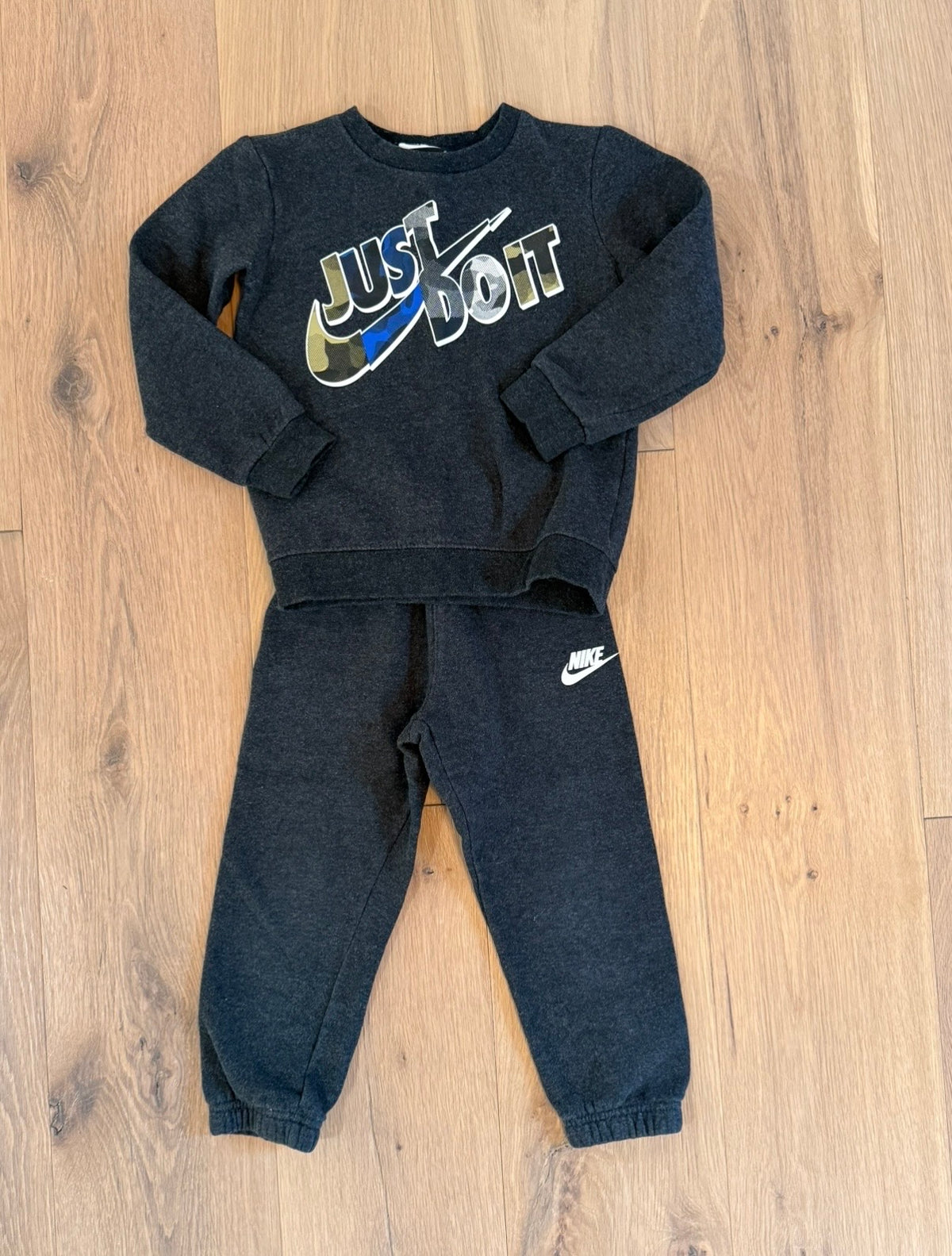 #21 • Boys • Nike • 4T • EUC