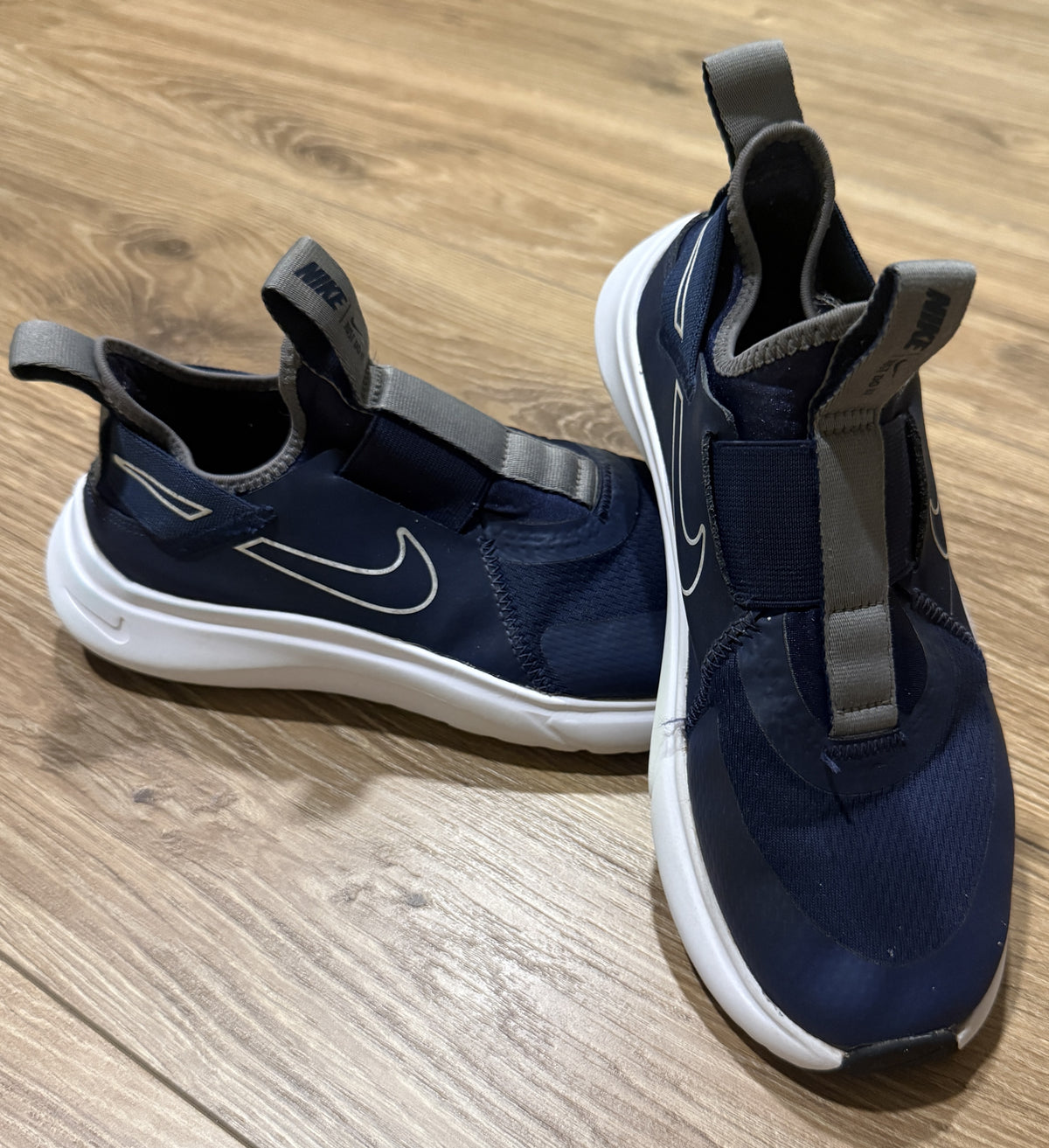Seller #100 Boys Size 4.5Y Nike Navy Blue Flexrunners