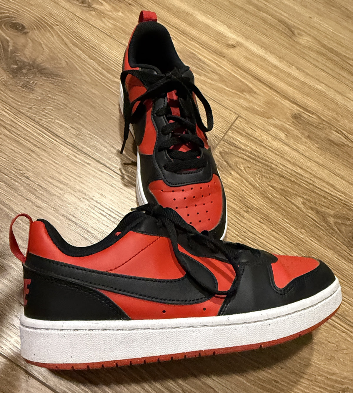 Seller #100 Boys Size 5Y Nike Low Court Borough Athletic Shoes Red/Black