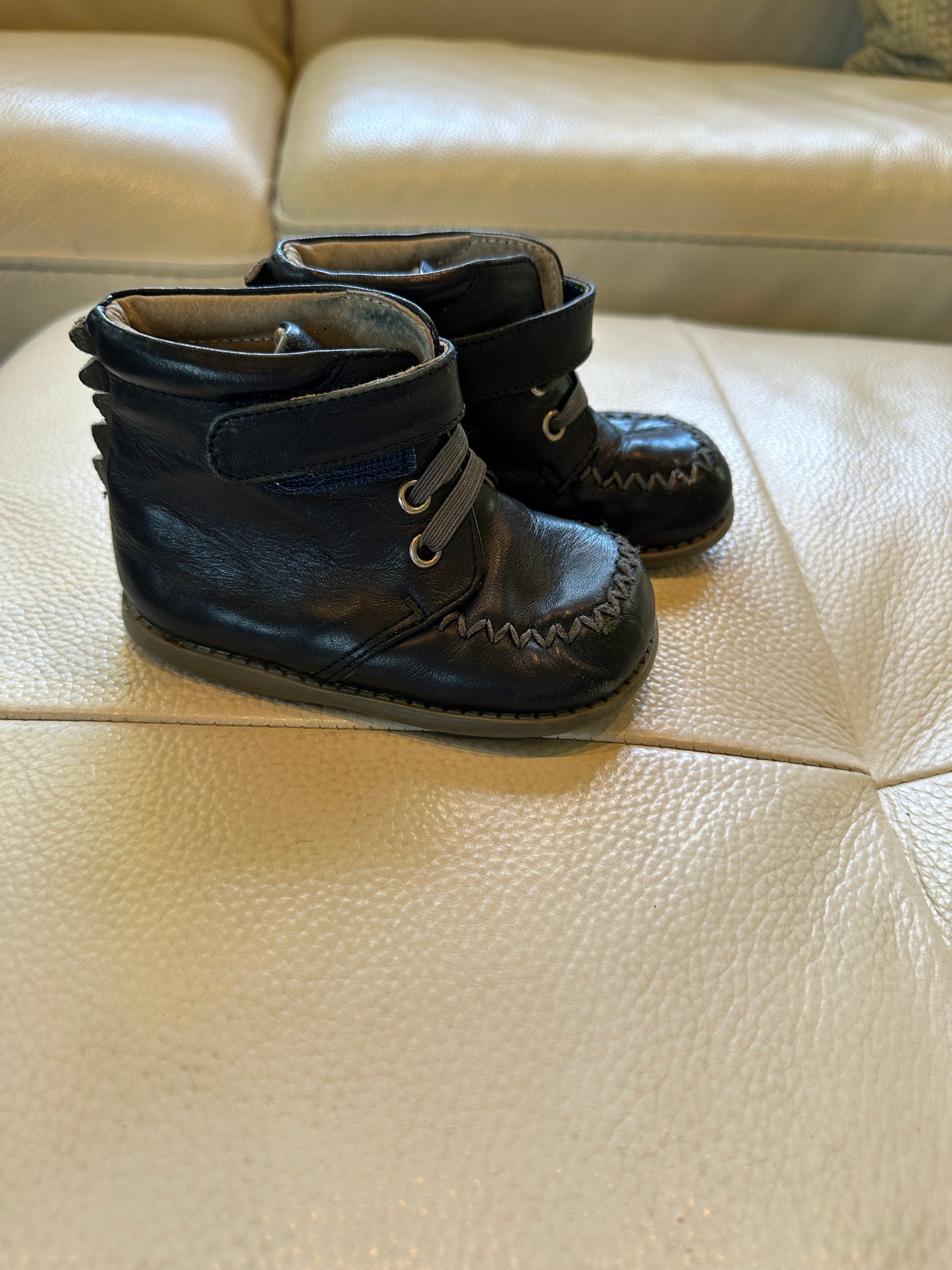 #43 Livie & Luca size 5 Dino boots