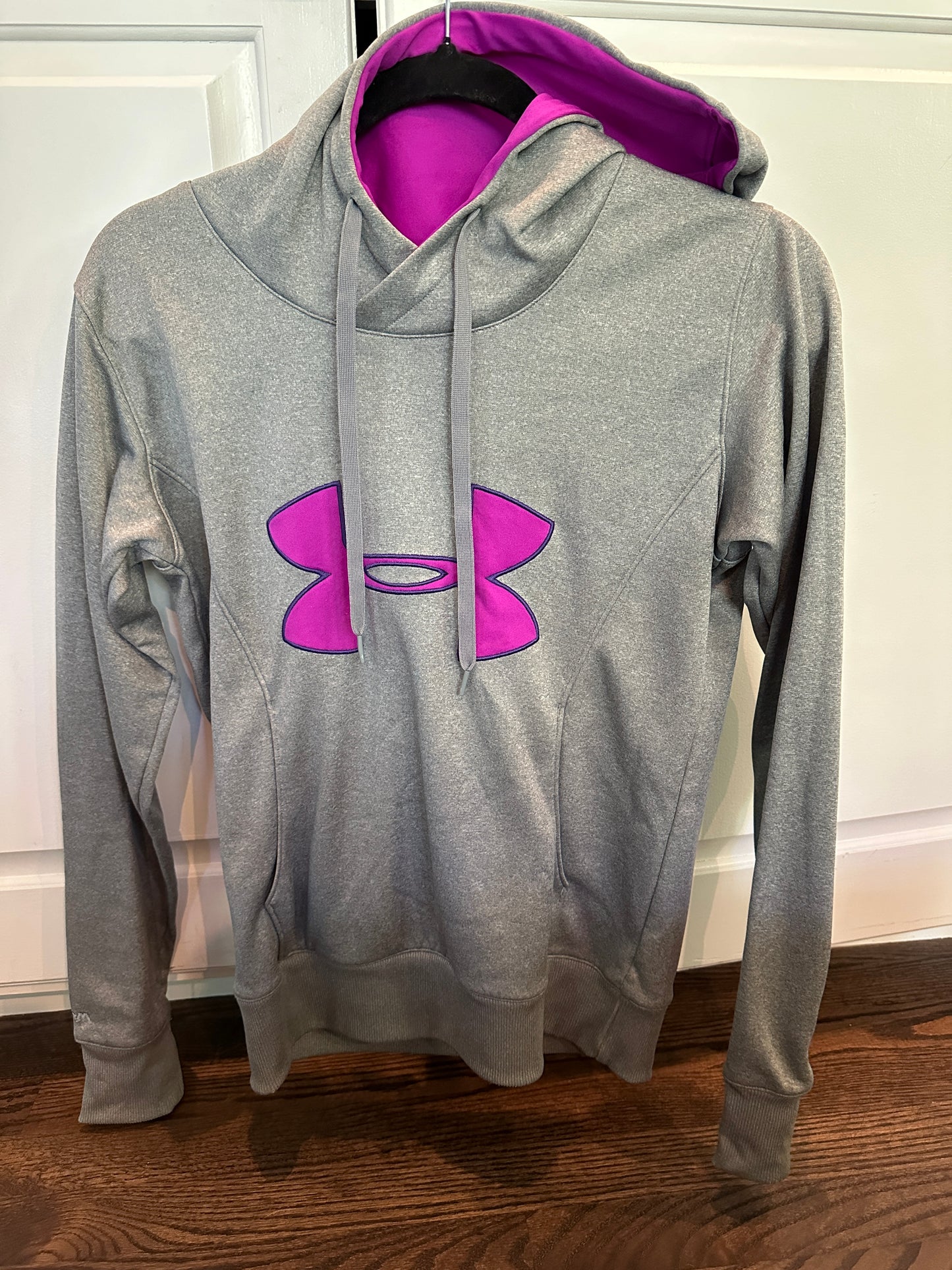 #43 Under Armour hooded sweatshirt XS