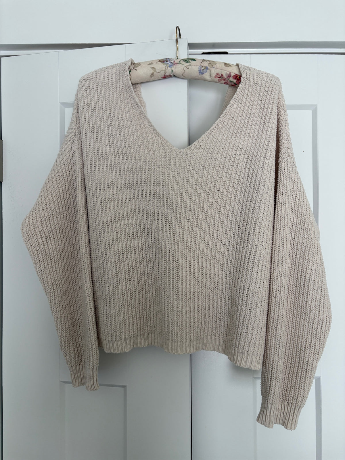 Seller #105 - Women's Medium Cream Moon & Madison Crossover Sweater VGUC