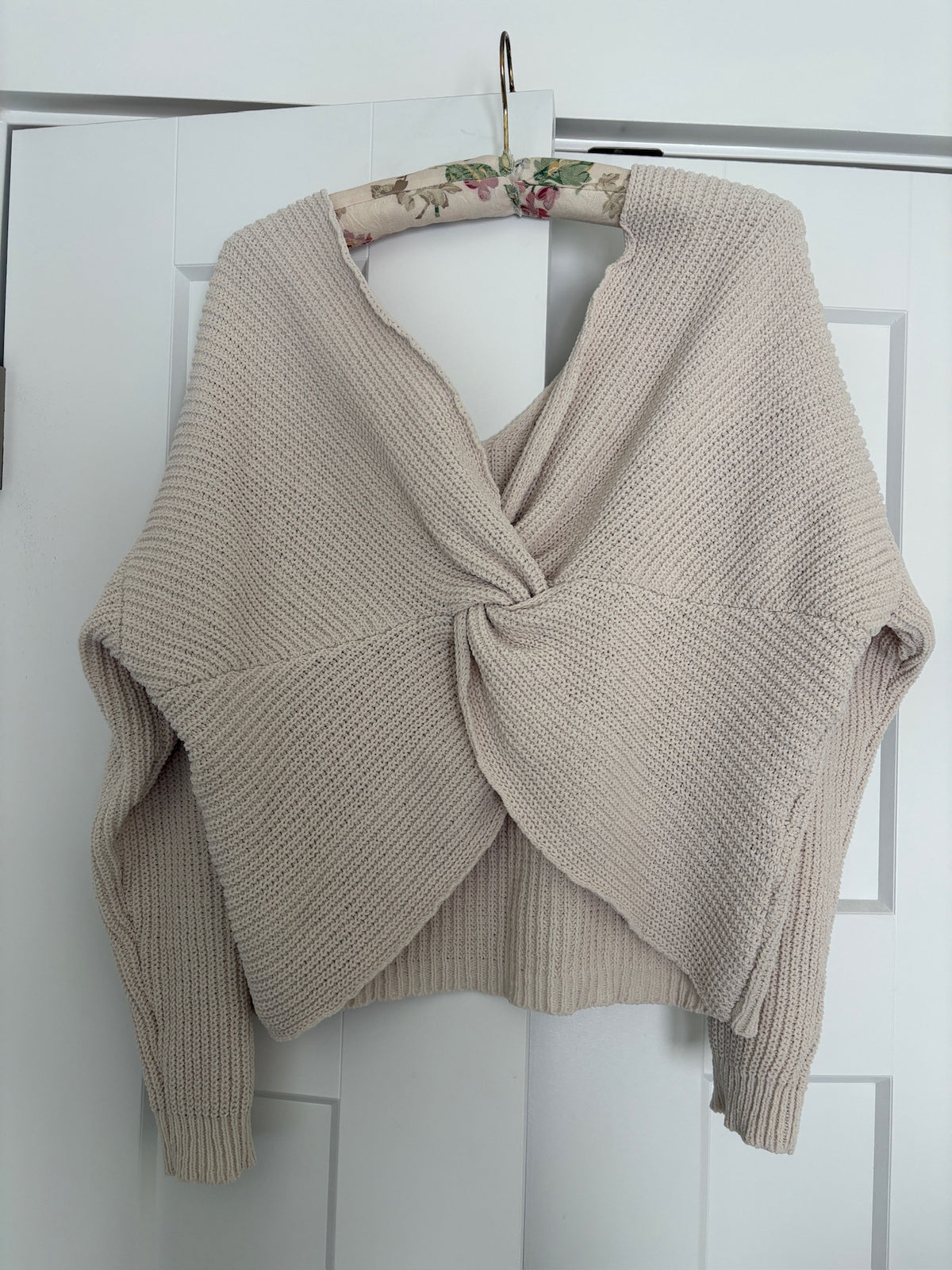 Seller #105 - Women's Medium Cream Moon & Madison Crossover Sweater VGUC