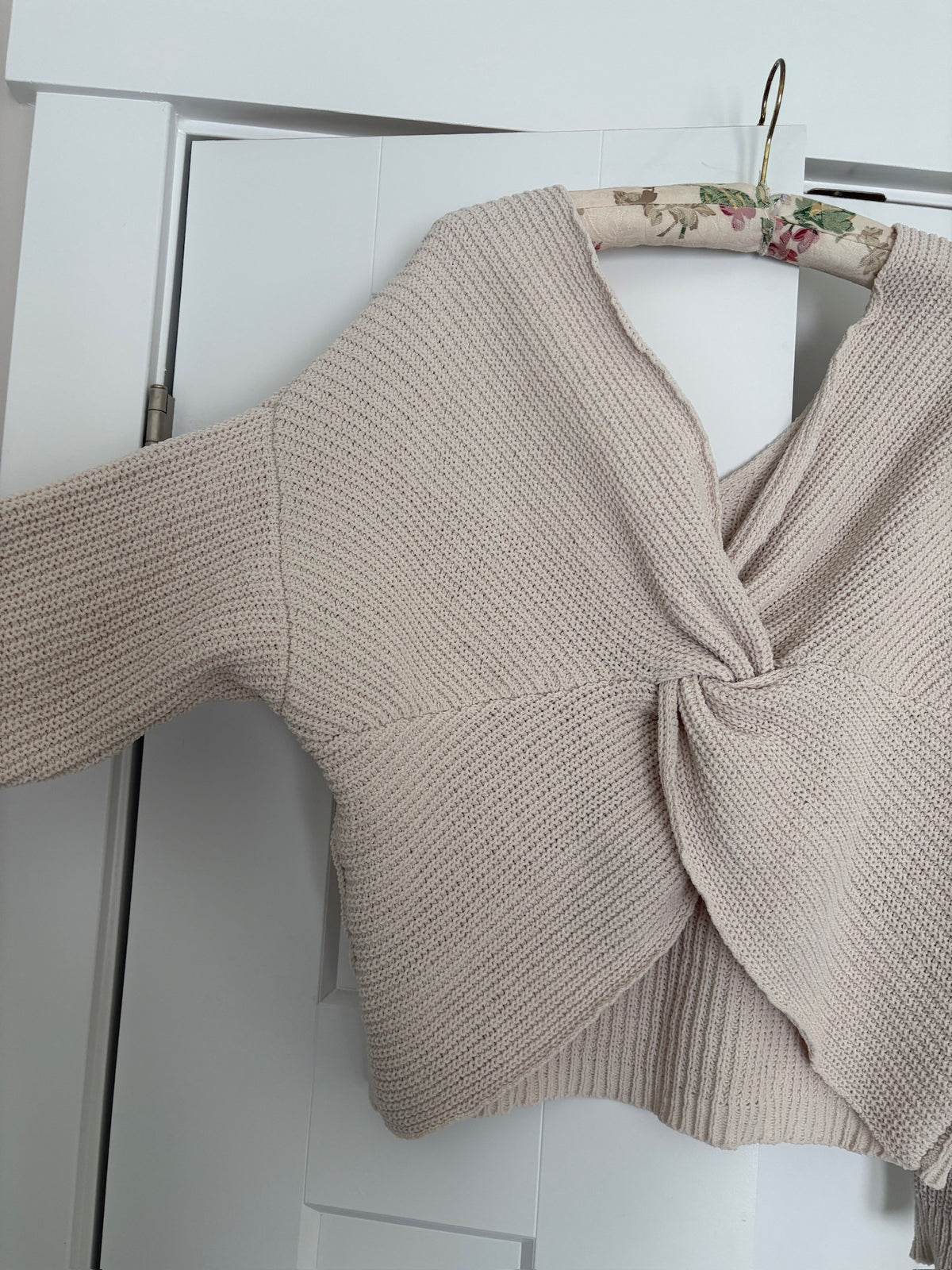 Seller #105 - Women's Medium Cream Moon & Madison Crossover Sweater VGUC