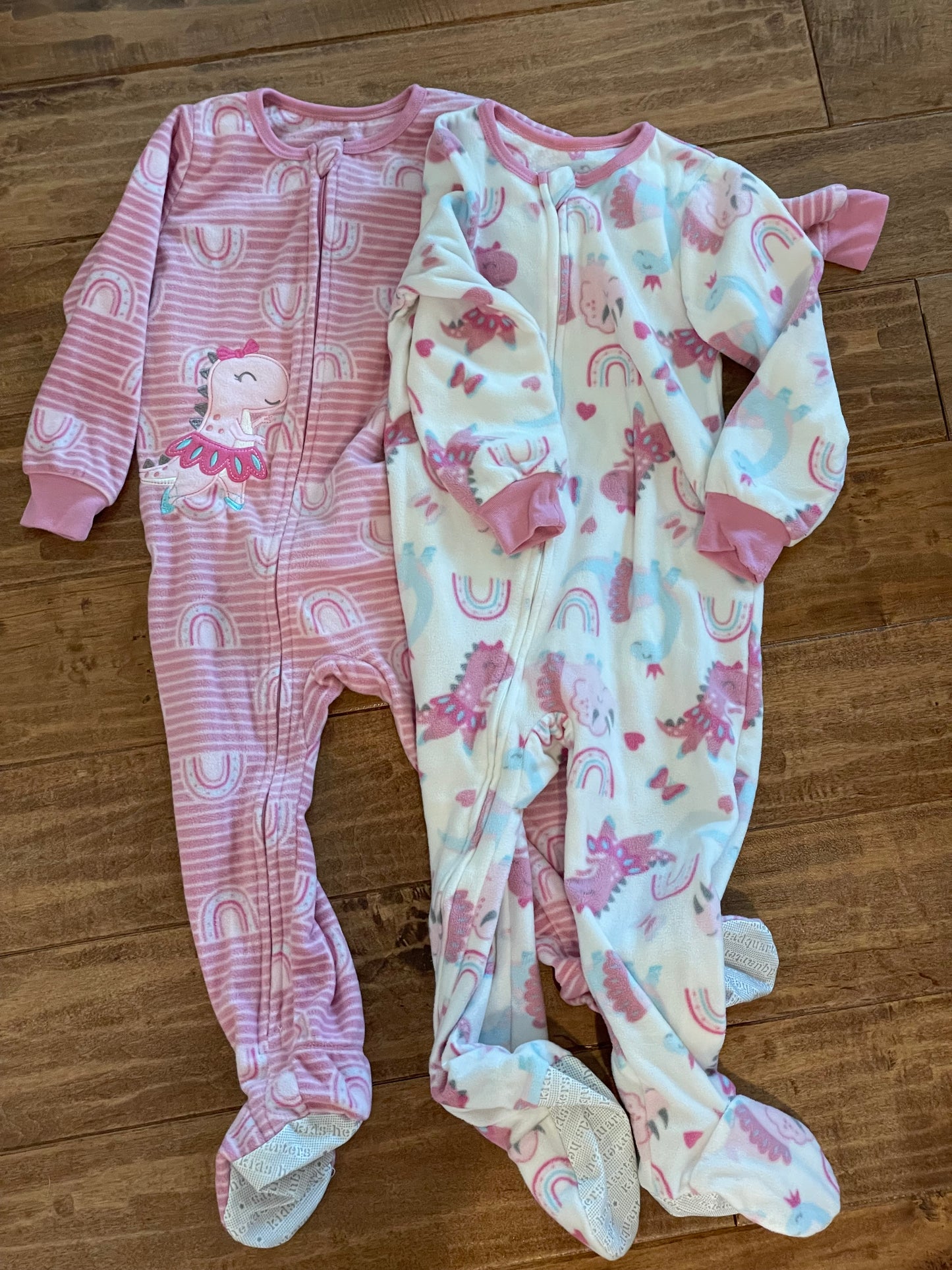 #199 Girls fuzzy Dino pajamas size 3 EUC