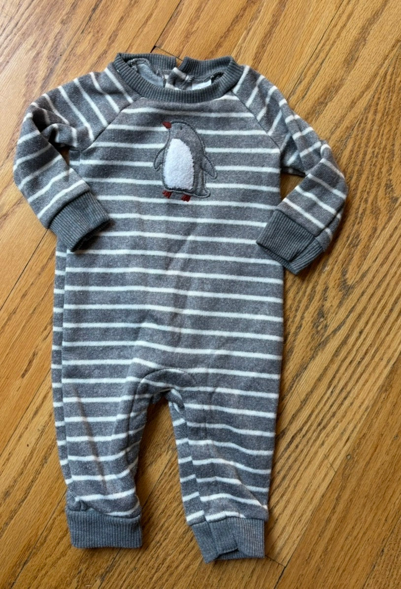 #22 Carter’s boy penguin sweatsuit size 6m