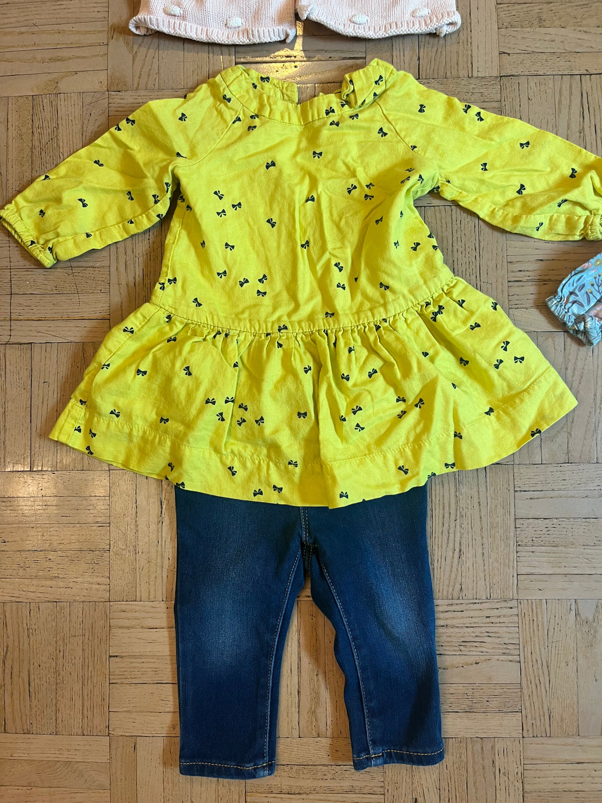 #195 Girls 6-12 month Baby Gap bundle (three outfits and sweater)