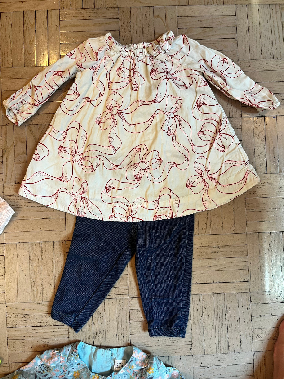 #195 Girls 6-12 month Baby Gap bundle (three outfits and sweater)