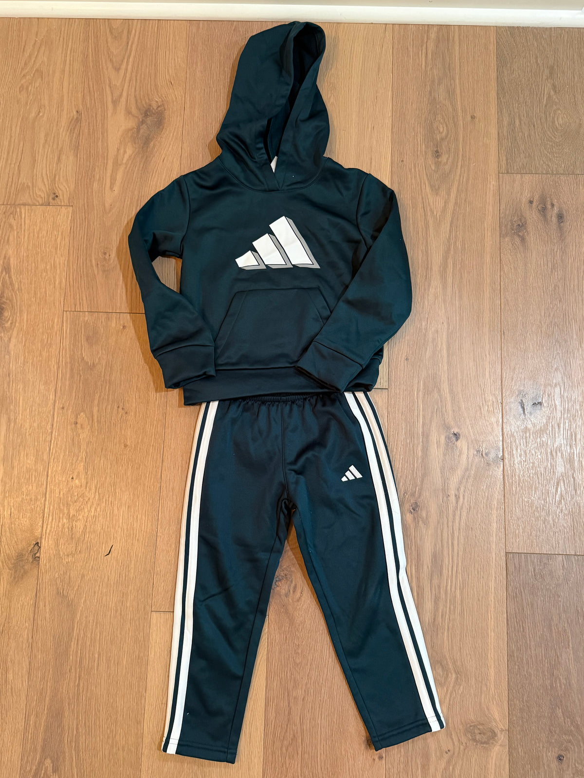 #21 • Boys • Adidas • 4T • EUC
