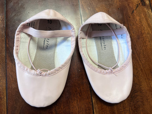 Pink ballet shoes, size 10. (Danskin, VGUC).