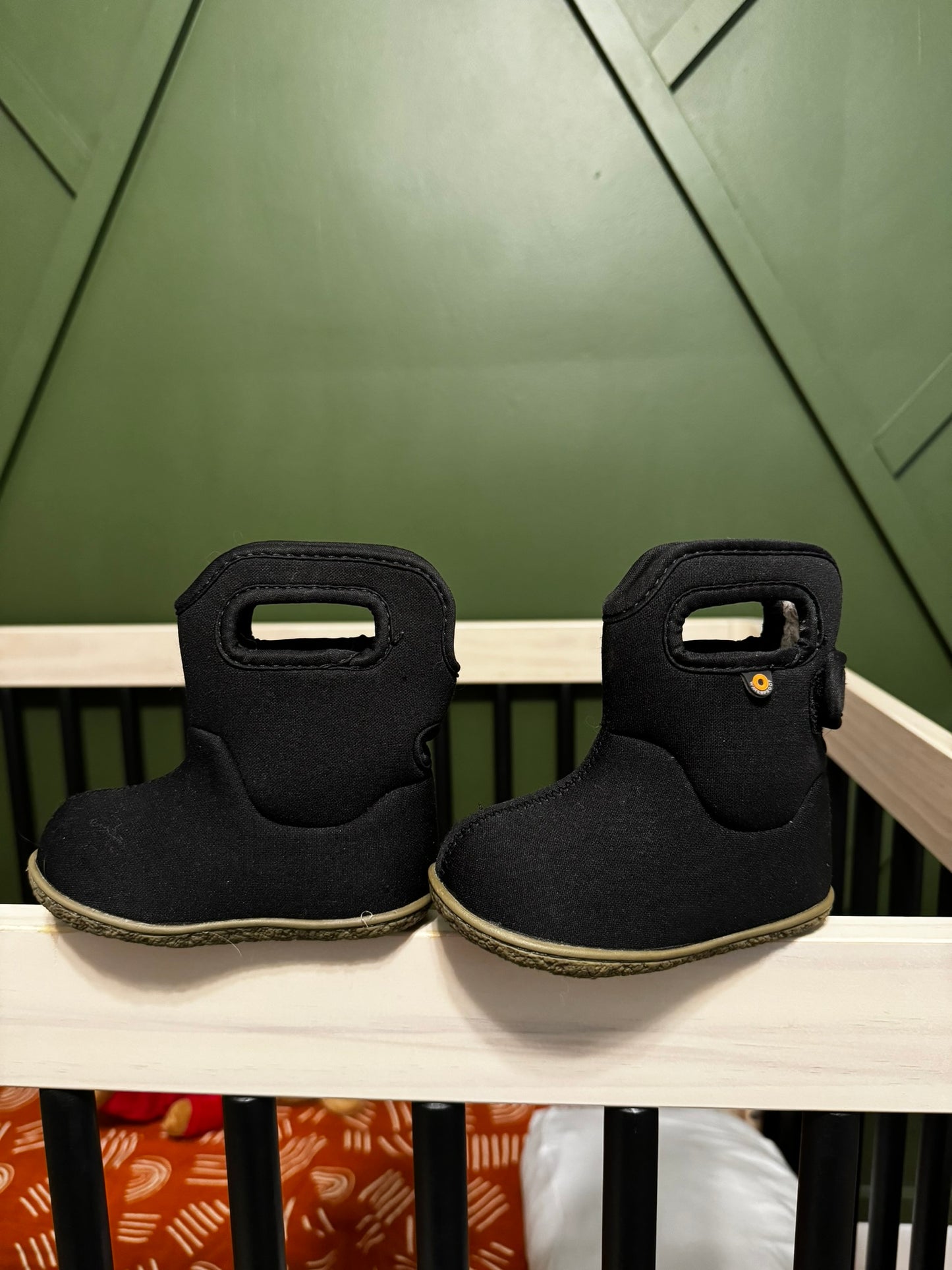 90b toddler gender neutral black Bogs boots 5c