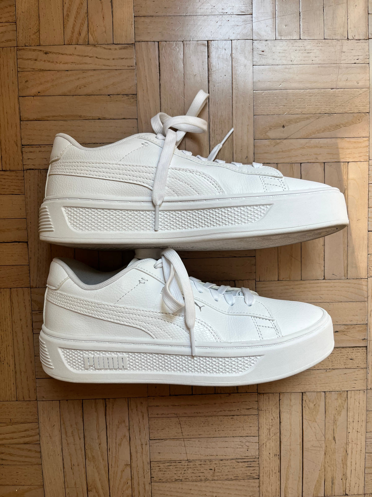 #195 EUC (worn once) Women’s size 8 Pumas