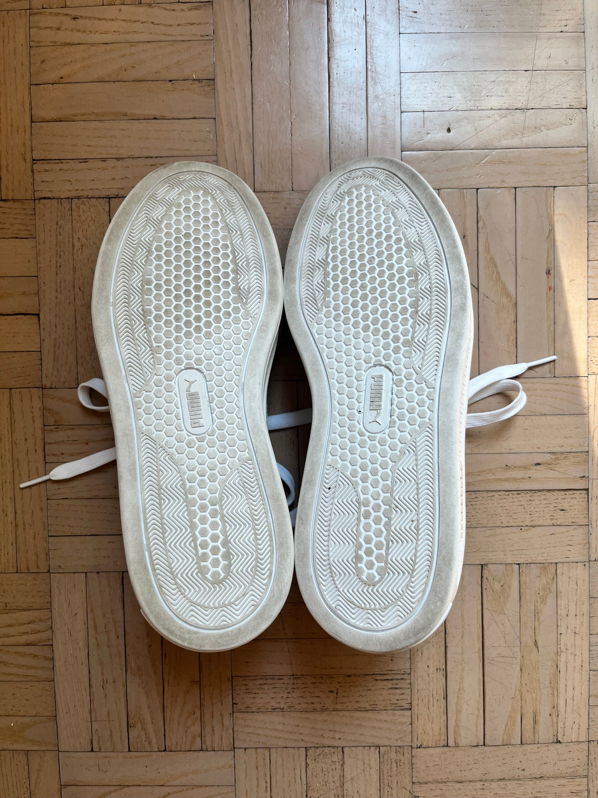 #195 EUC (worn once) Women’s size 8 Pumas