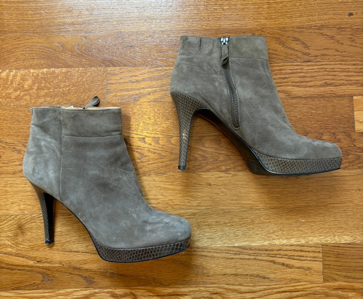 #22 Women’s Nine West booties size 10