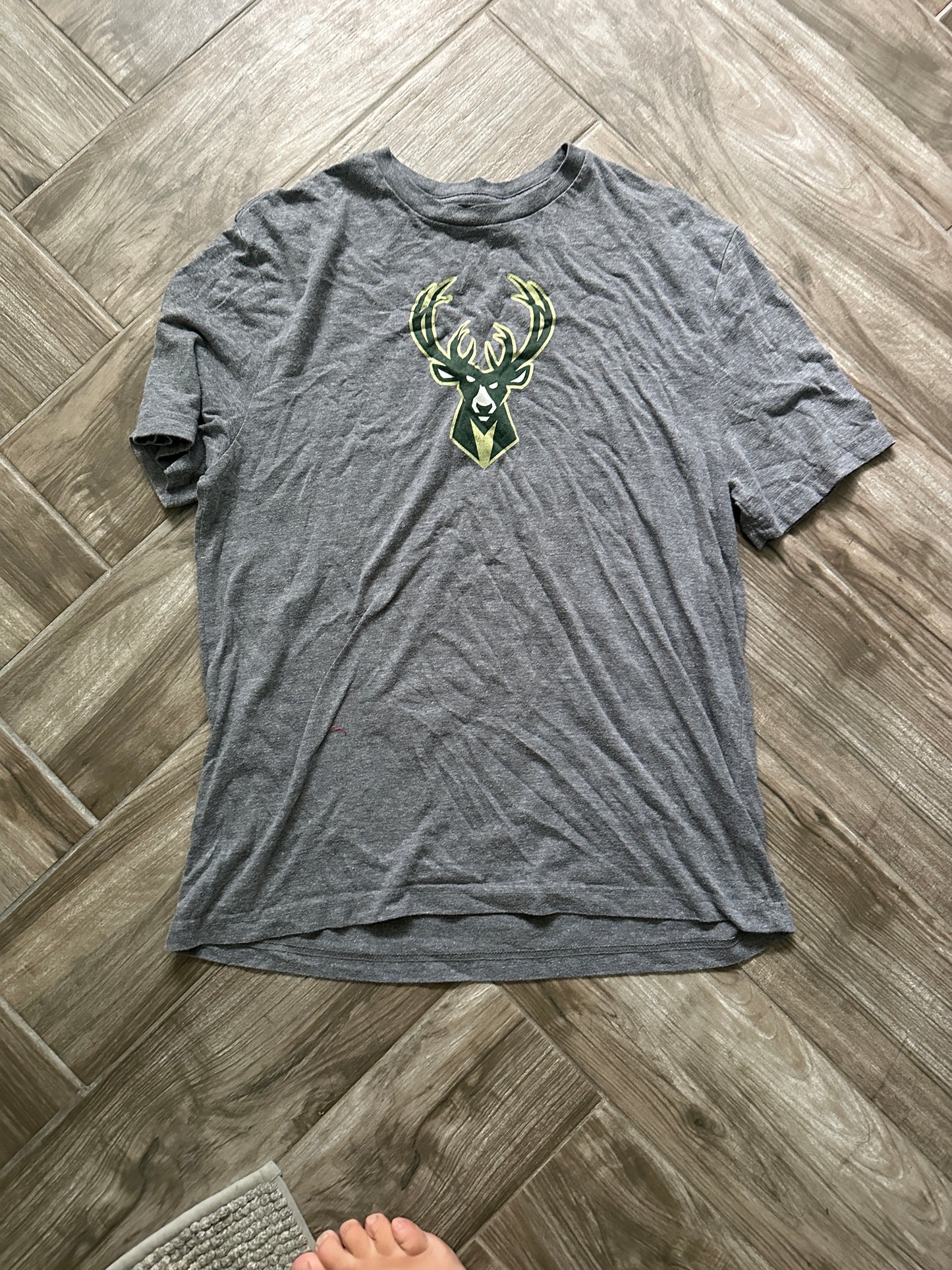 73b Men’s szL Milwaukee Bucks tshirt