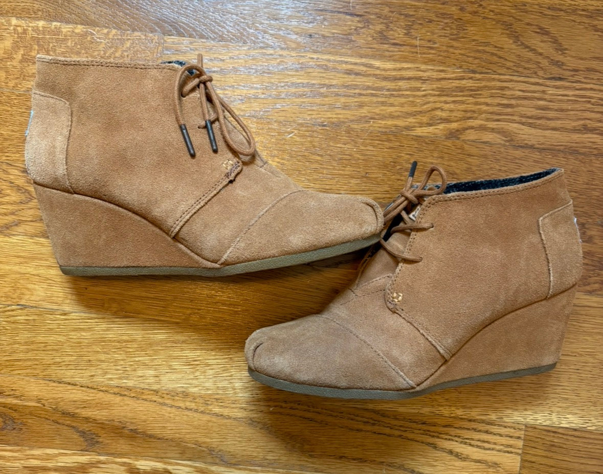 #22 Tom’s women size 10 weddge camel boots