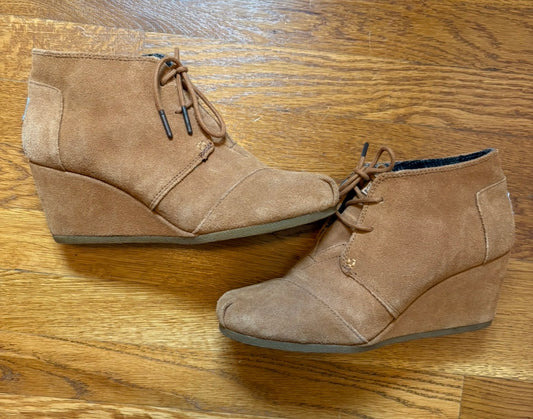 #22 Tom’s women size 10 weddge camel boots