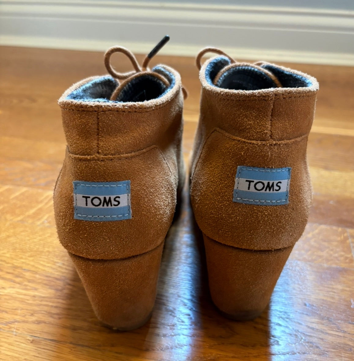 #22 Tom’s women size 10 weddge camel boots