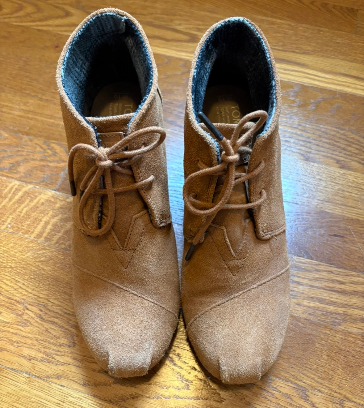 #22 Tom’s women size 10 weddge camel boots