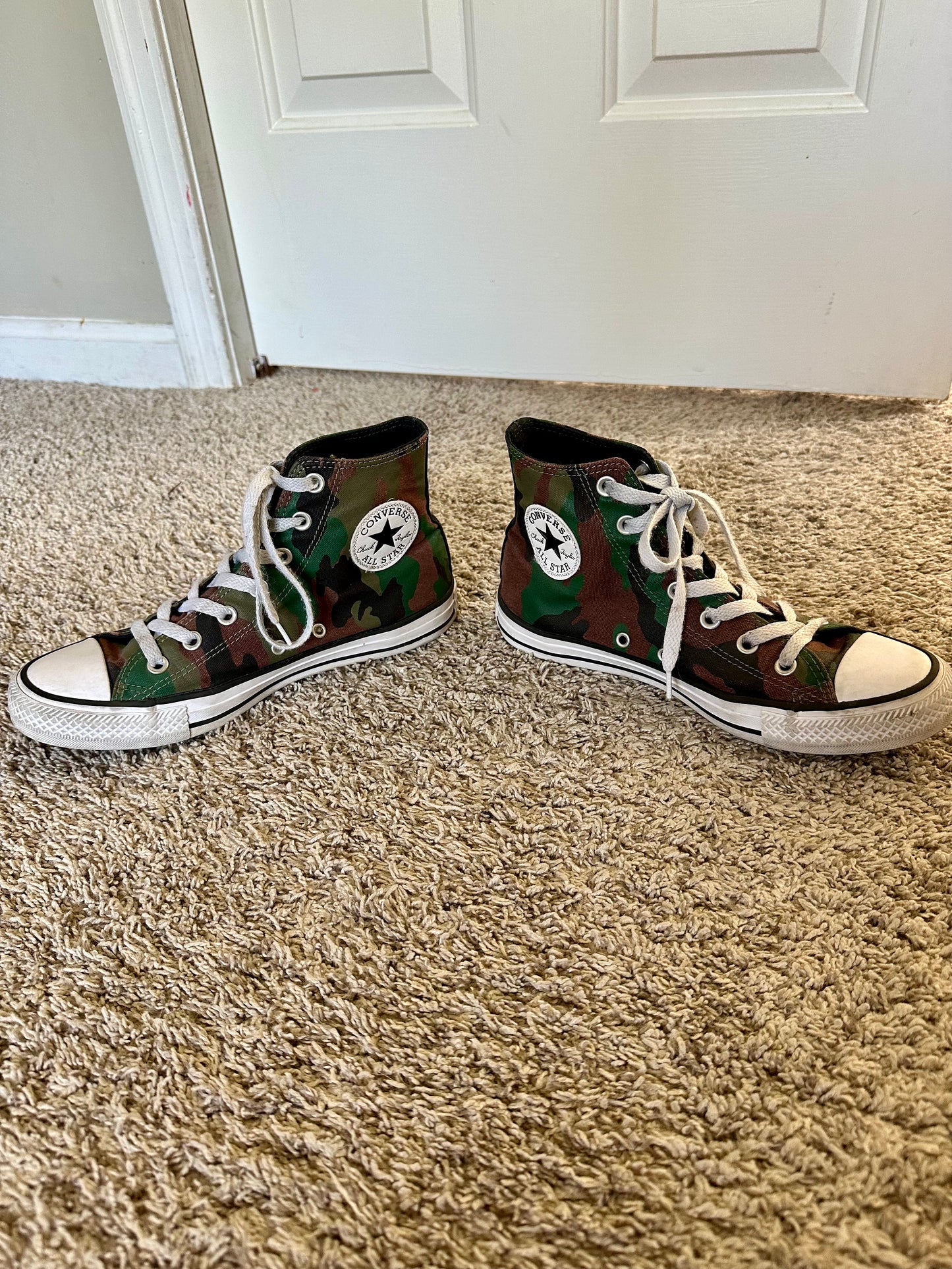 #72A Like New Camo High Top Converse, Size 8 Women