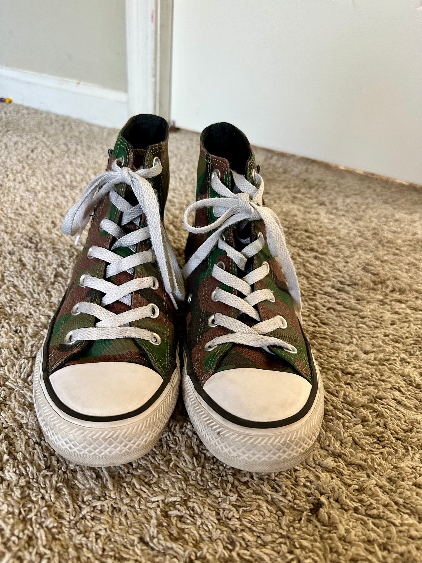 #72A Like New Camo High Top Converse, Size 8 Women