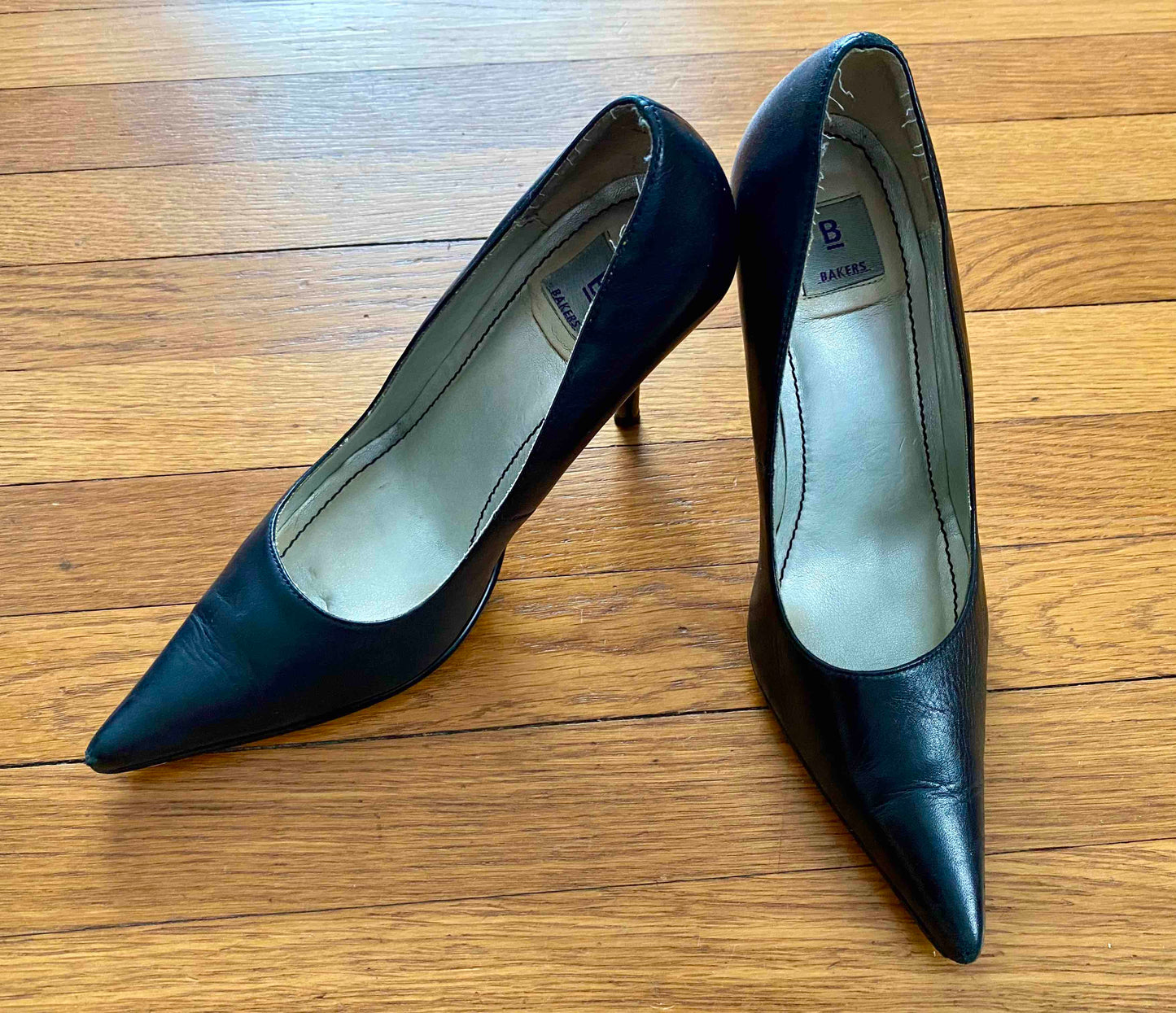 #95B VGUC Bakers Black Leather Pump Heels, Women's size 7