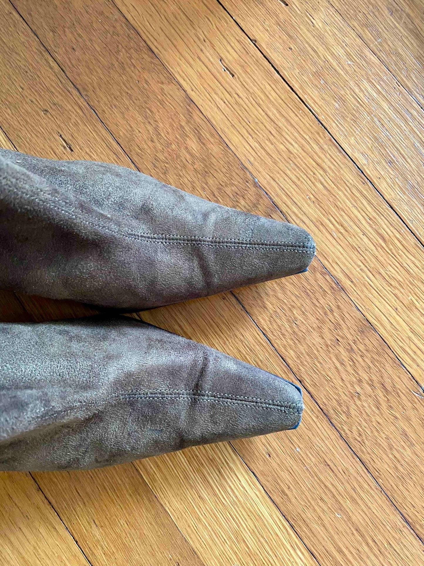 #95B VGUC Bakers Suede Stiletto Boots with Pointed Toes, Women's size 7