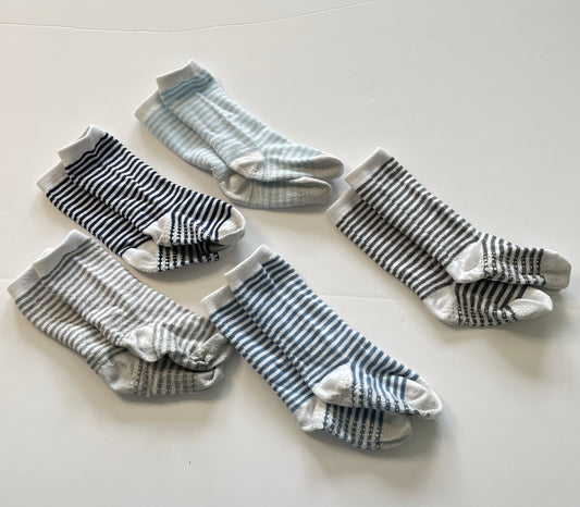 #121 Boys 2-4T set of 5 dress socks, VGUC